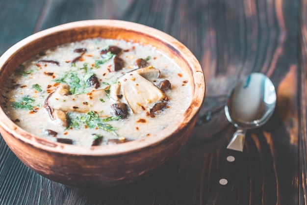 Porção de sopa cremosa de cogumelos