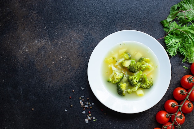 Porção de sopa de brócolis e legumes com caldo de primeira