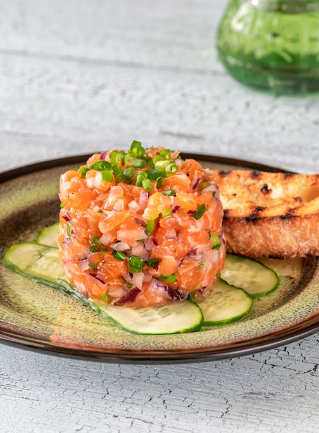 Porção de tártaro de salmão com ciabatta grelhado