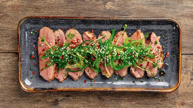 Porção de tataki de peito de crepúsculo aperitivo japonês