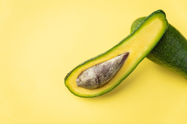 porção fresca de fruta madura de abacate pronta para comer refeição lanche na mesa cópia espaço fundo de alimentos