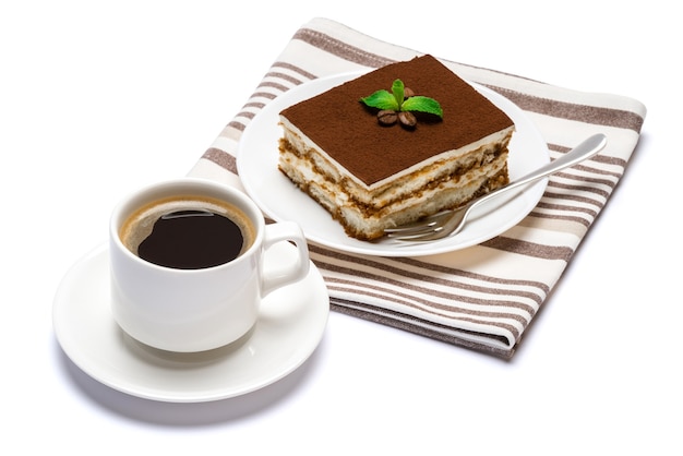 Porção quadrada de sobremesa tiramisu italiano tradicional em prato de cerâmica e xícara de café expresso fresco isolado