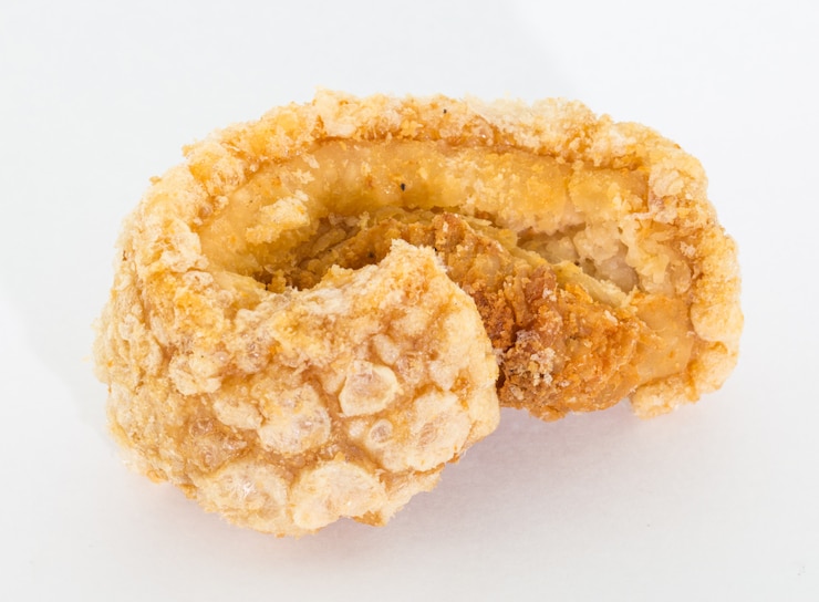 Foto porcas de porco também conhecidas como chicharon ou chicharrones, pele de porco frita