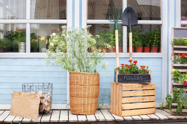 porche de la casa con plantas y flores fachada casa con herramientas de jardín acogedora decoración de verano veranda casa