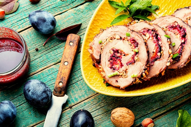 Porchetta assado suculento com ameixas