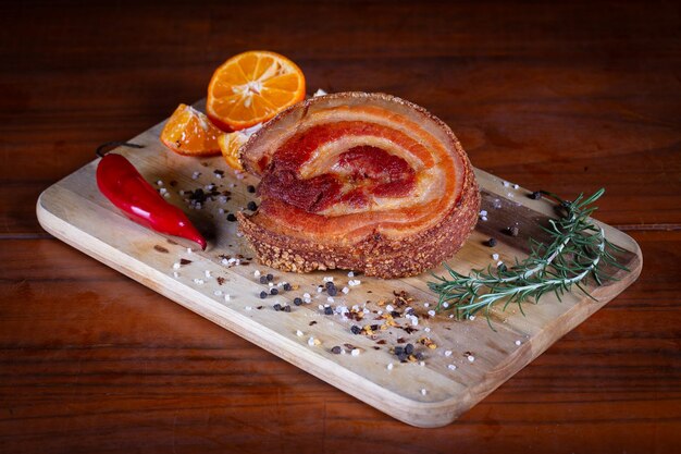 Foto porchetta um prato tradicional italiano feito de barriga de porco frita