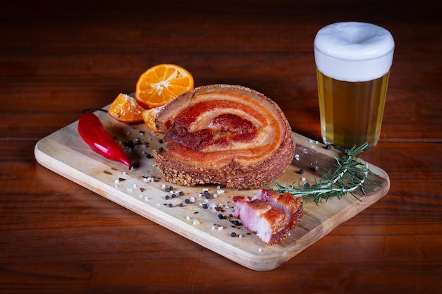 Foto porchetta um prato tradicional italiano feito de barriga de porco frita