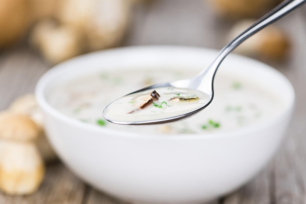 Porcini-Suppe auf hölzernem Hintergrund der Weinlese