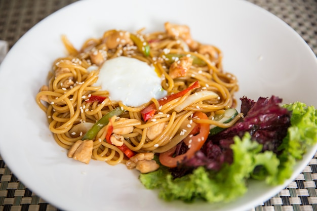 Una porción de amigos noddles, con vegetales