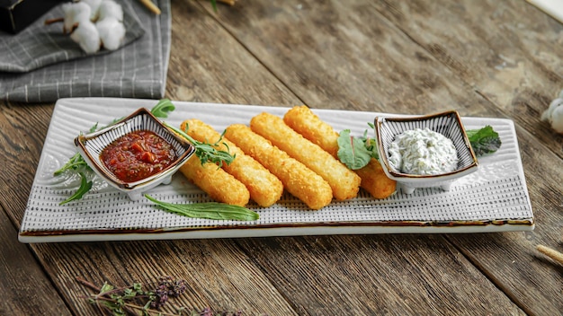 Porción de aperitivo de palitos de queso frito