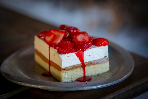 Porción apetitosa de tarta de queso con fresas