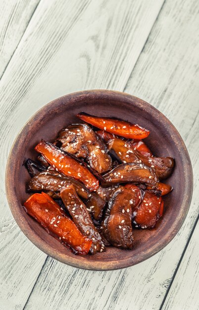 Porción de berenjena, pimiento teriyaki salteado