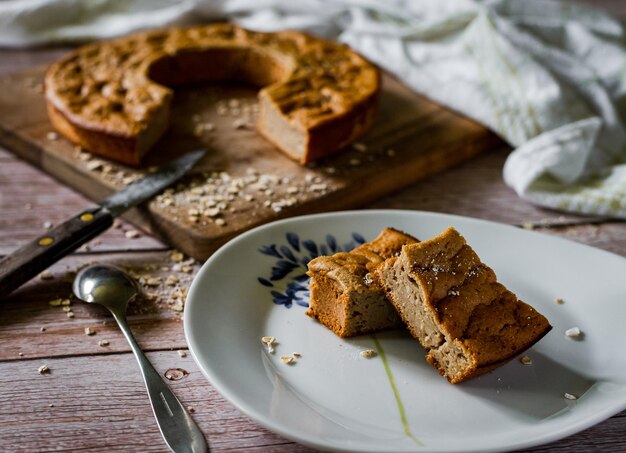 Porción de bizcocho saludable sin azúcar con avena Todos los ingredientes son ecológicos