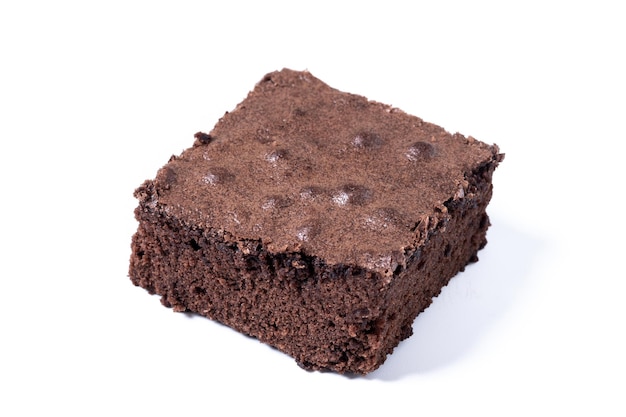 Porción de brownie de chocolate aislada sobre fondo blanco