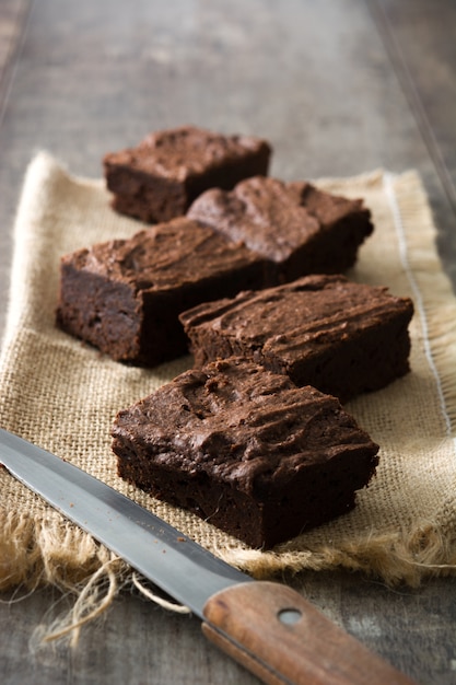 Porción de brownie de chocolate en la mesa de madera