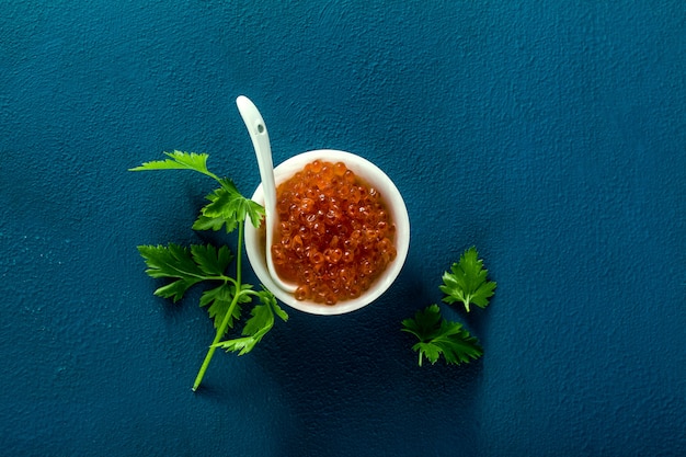 Porción de caviar rojo sobre la mesa