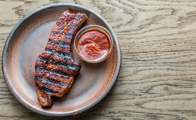 Porción de costillas de cerdo a la parrilla