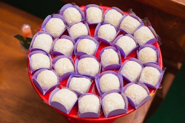 Porción de dulces de coco Dulces típicos brasileños para cumpleaños infantiles