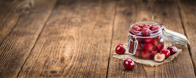 Porción de enfoque selectivo de cerezas enlatadas