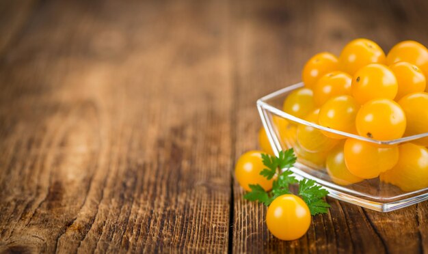 Porción de enfoque selectivo de tomates amarillos