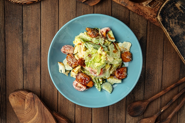 Porción de ensalada mixta fresca con pollo frito