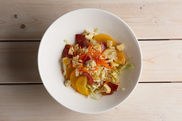 Porción de ensalada con tocino, col, tomate y queso azul