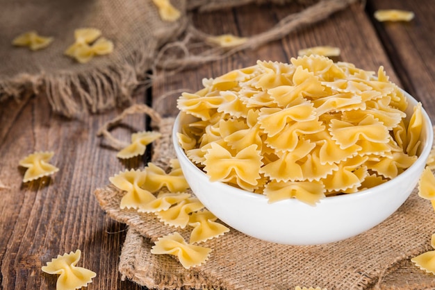 Porción de farfalle crudo