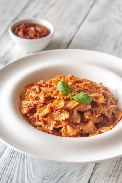 Porción de farfalle con pesto de tomate secado al sol