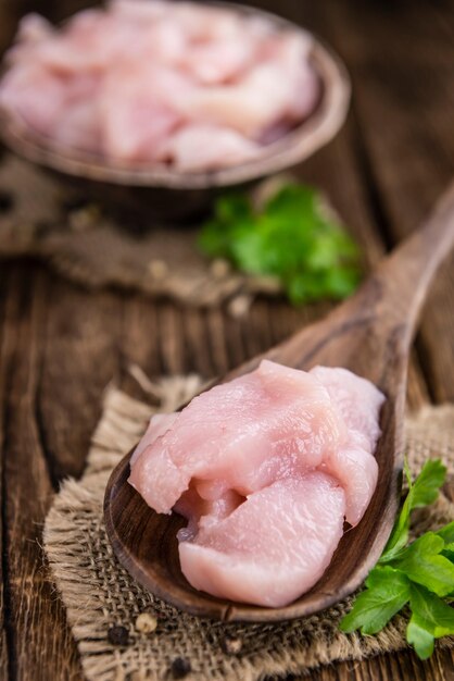 Porción de filete de pollo troceado