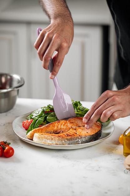 Foto porción de filete de salmón a la parrilla con verduras