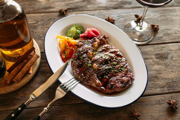 Porción de filete de ternera a la parrilla con vino tinto