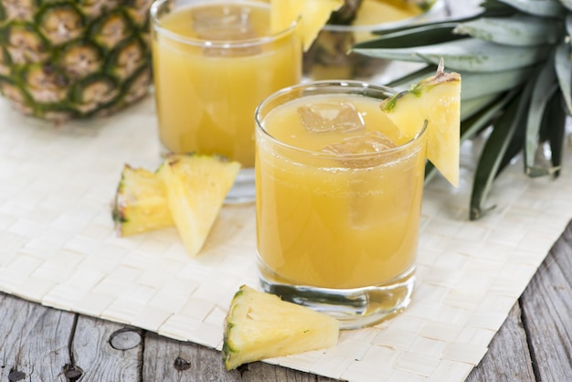 Porción de jugo de piña fresca