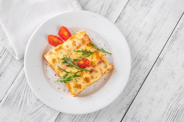 Porción de lasaña de queso - plato de pasta italiana