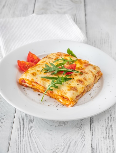 Porción de lasaña de queso - plato de pasta italiana