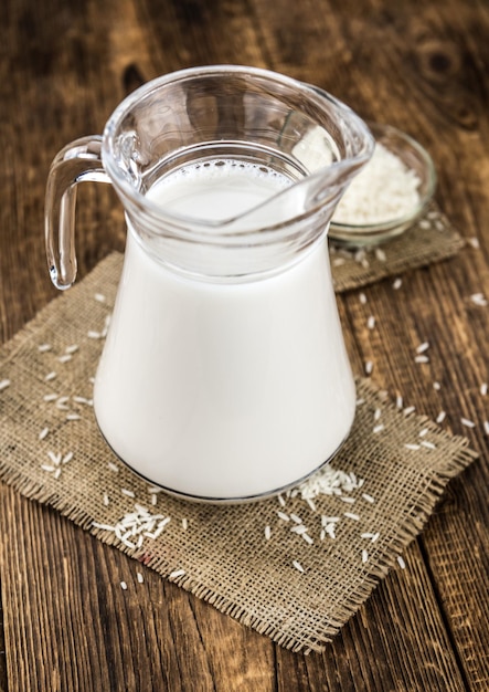 Porción de leche de arroz fresca enfoque selectivo primer plano