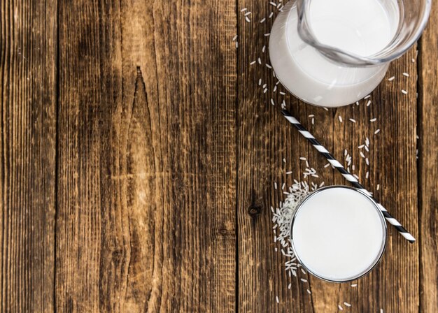 Foto porción de leche de arroz saludable en una mesa de madera antigua enfoque selectivo primer plano