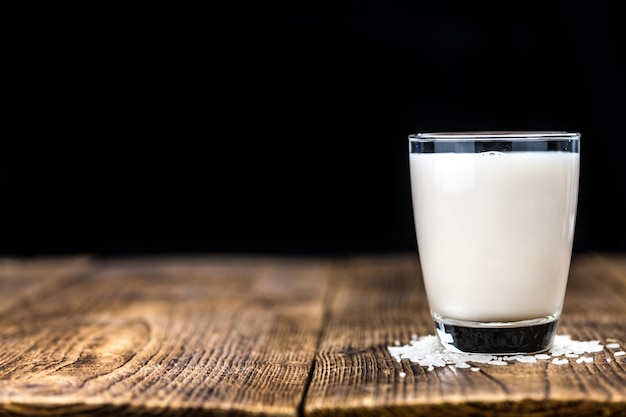 Porción de leche de arroz saludable en una mesa de madera antigua enfoque selectivo primer plano