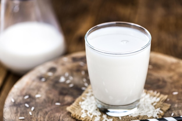 Porción de leche de arroz saludable en una mesa de madera antigua enfoque selectivo primer plano