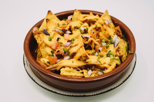 Una porción de nachos con queso y guacamole