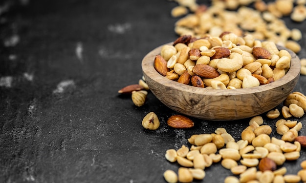 Porción de nueces tostadas de cerca el enfoque selectivo