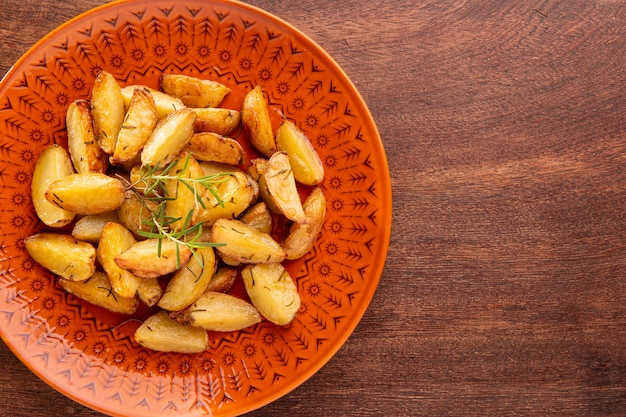 Porción de papas asadas con aceite de oliva y romero.