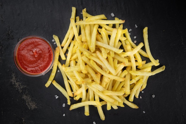 Porción de papas fritas recién hechas