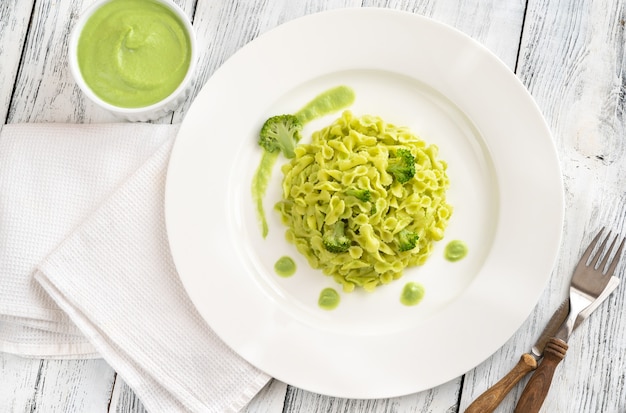 Porción de pasta con brócoli en la placa blanca.