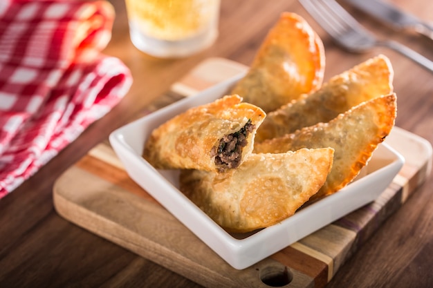 Porción de pasta frita sobre la mesa Pasteles de carne