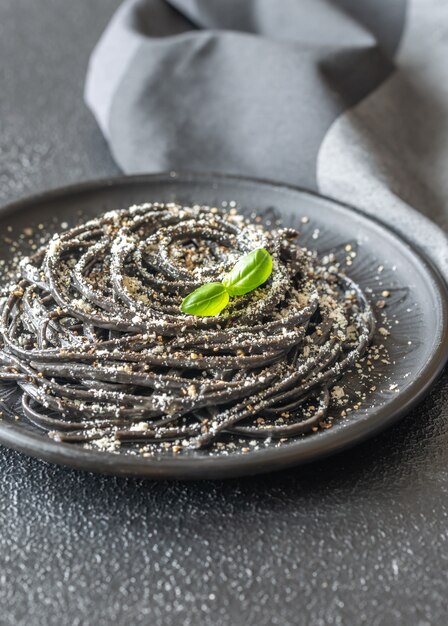 Porción de pasta negra Cacio e pepe