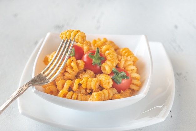 Porción de pasta con tomate y pesto de ricota