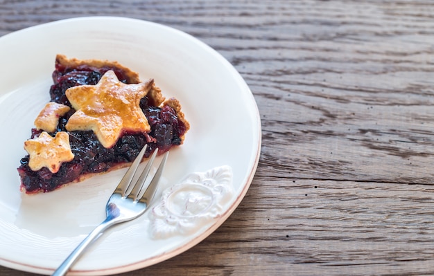 Porción de pastel de carne picada en la superficie de madera