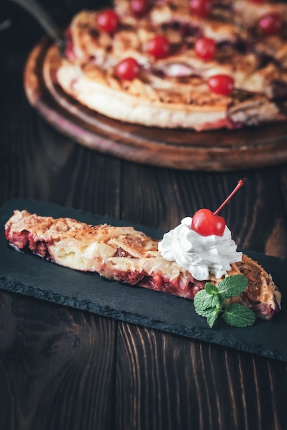 Porción de pastel de natillas de cereza