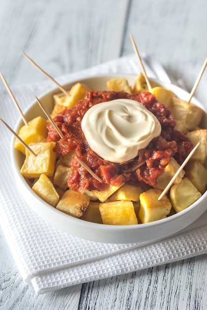 Porción de patatas bravas con salsas