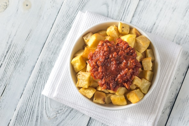 Foto porción de patatas bravas con salsas